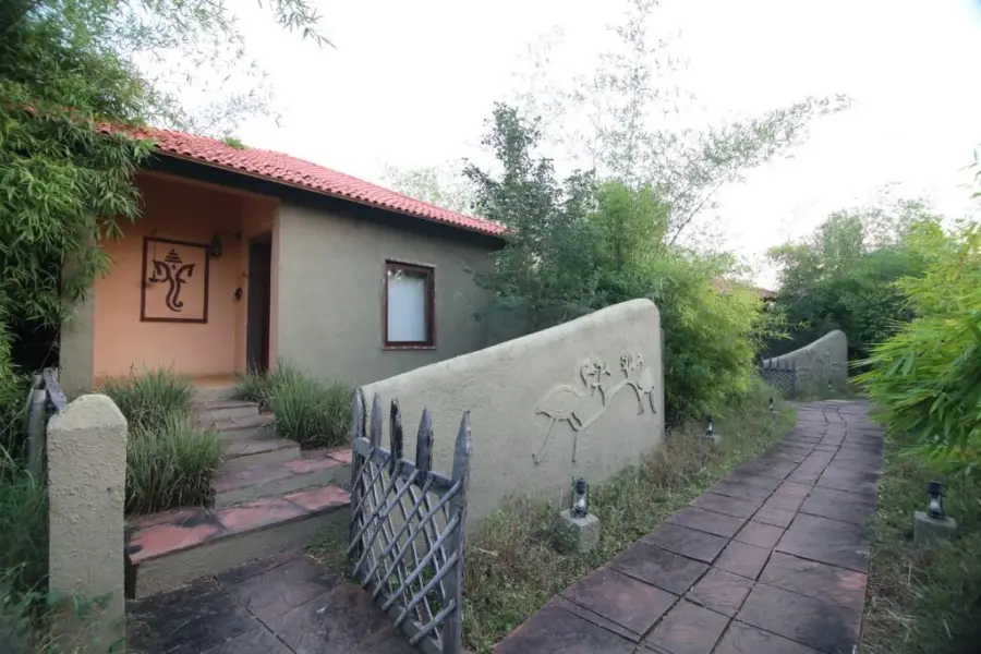 Semi-Luxury stay — cottages, grounds and dining near the Tadoba safari gate (photo 3)