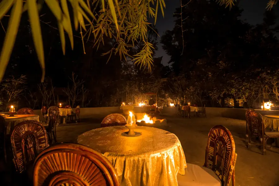 Grounds, dining and experiences at a luxury jungle camp near Pench (photo 2)
