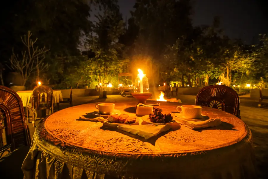 Grounds, dining and experiences at a luxury jungle camp near Pench (photo 3)