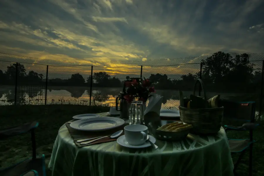 Grounds, dining and experiences at a luxury jungle camp near Pench (photo 4)