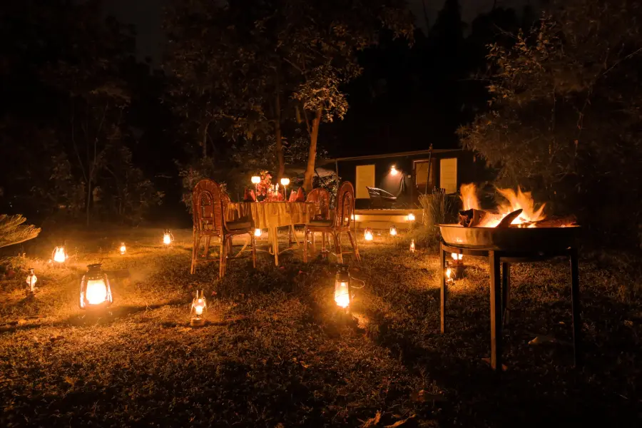 Grounds, dining and experiences at a luxury jungle camp near Pench (photo 7)