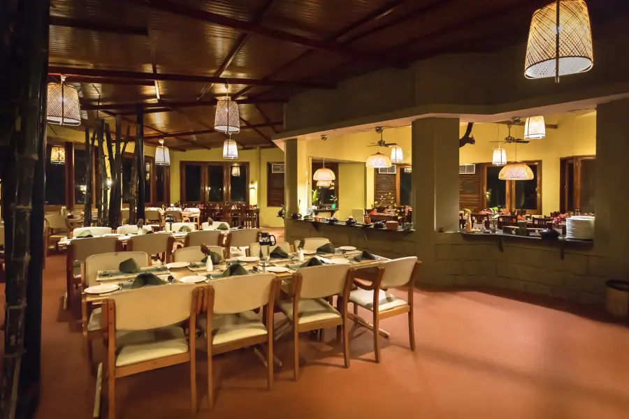 Grounds, dining and experiences at a luxury jungle camp near Pench (photo 10)