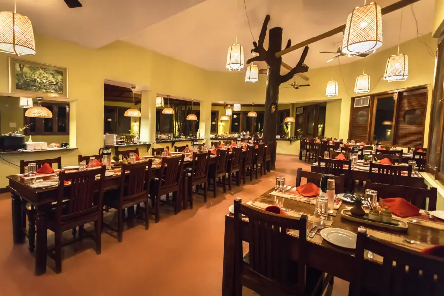 Grounds, dining and experiences at a luxury jungle camp near Pench (photo 11)