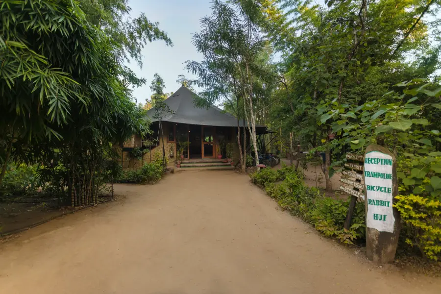 Grounds, dining and experiences at a luxury jungle camp near Pench (photo 16)