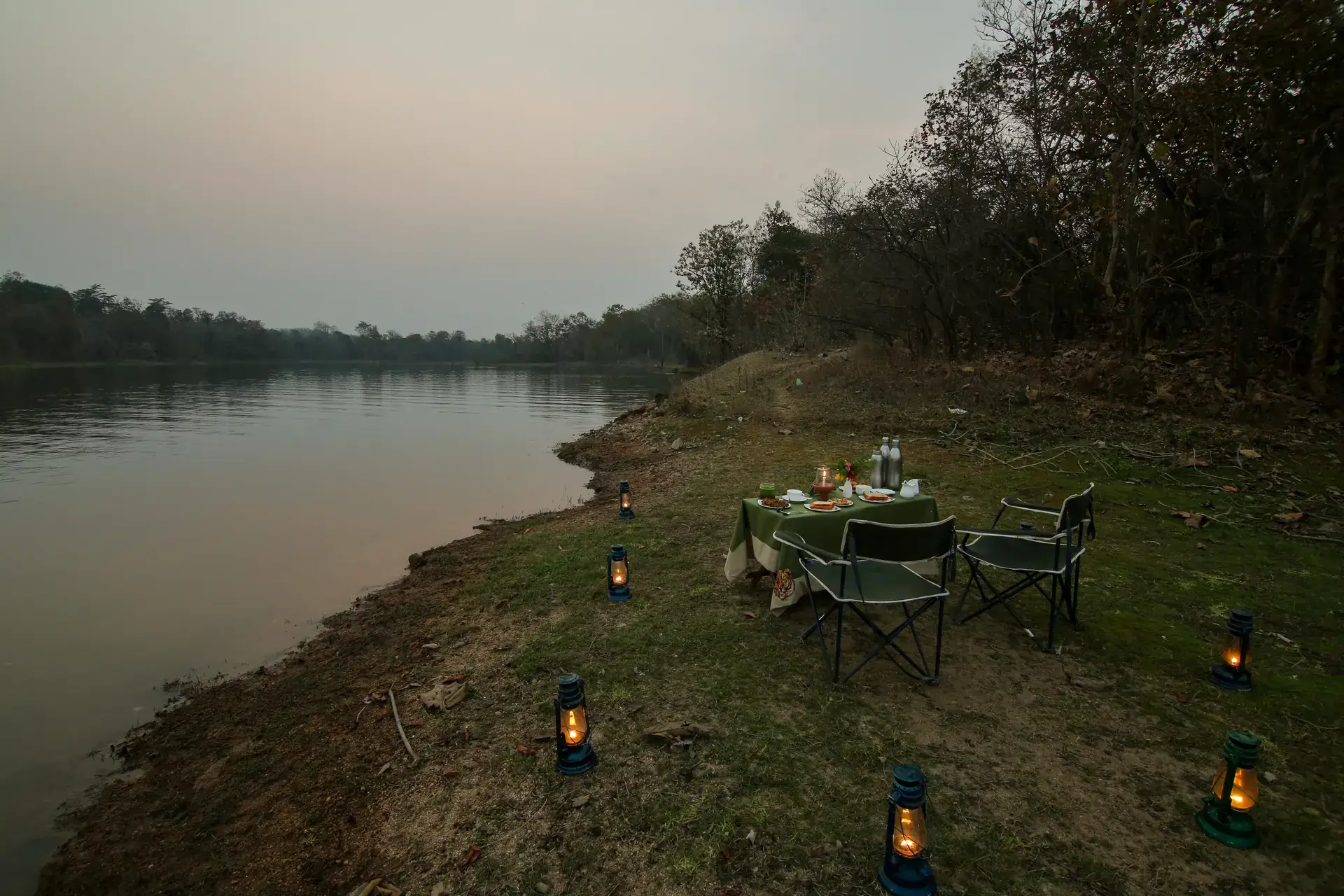 Evening by the water near Turia