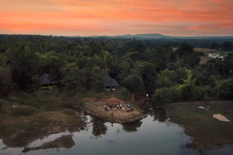 Grounds, dining and experiences at a luxury jungle camp near Pench (photo 32)
