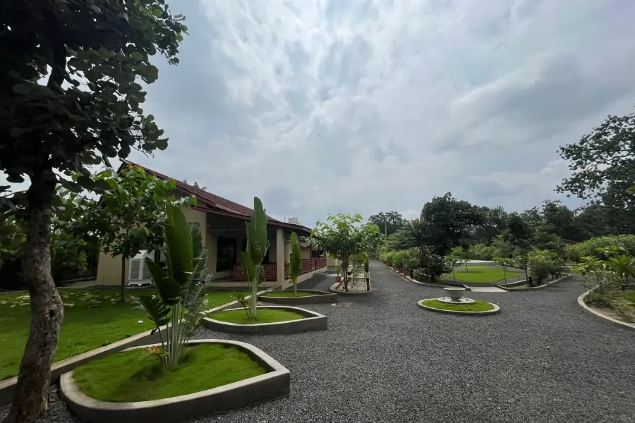 Pool, lawns and dining at a semi-luxury resort near Pench (photo 7)