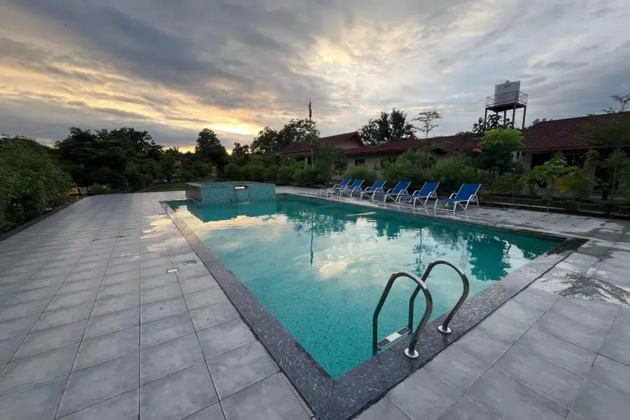 Pool, lawns and dining at a semi-luxury resort near Pench (photo 10)