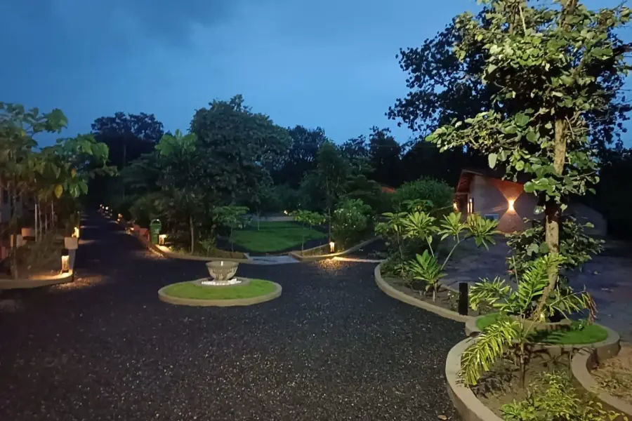 Pool, lawns and dining at a semi-luxury resort near Pench (photo 12)