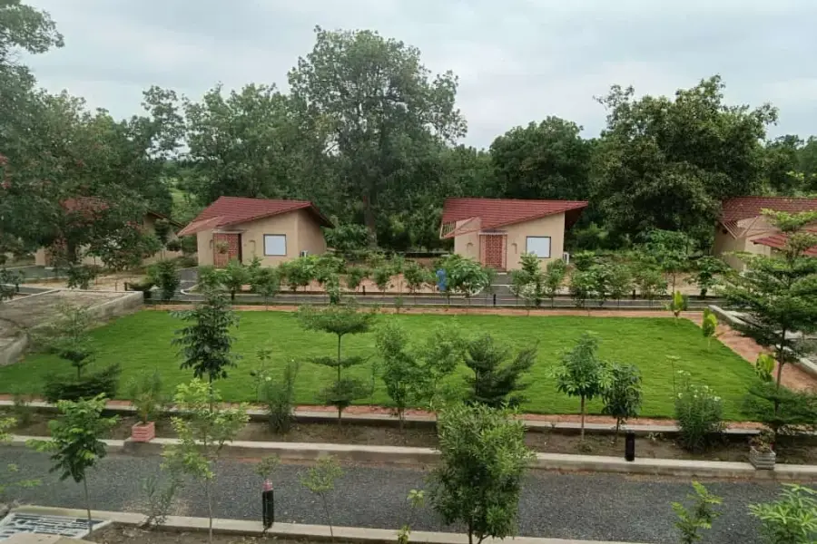 Pool, lawns and dining at a semi-luxury resort near Pench (photo 13)