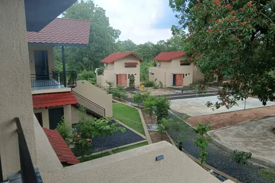 Pool, lawns and dining at a semi-luxury resort near Pench (photo 14)