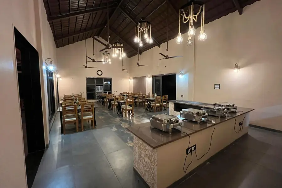 Pool, lawns and dining at a semi-luxury resort near Pench (photo 20)